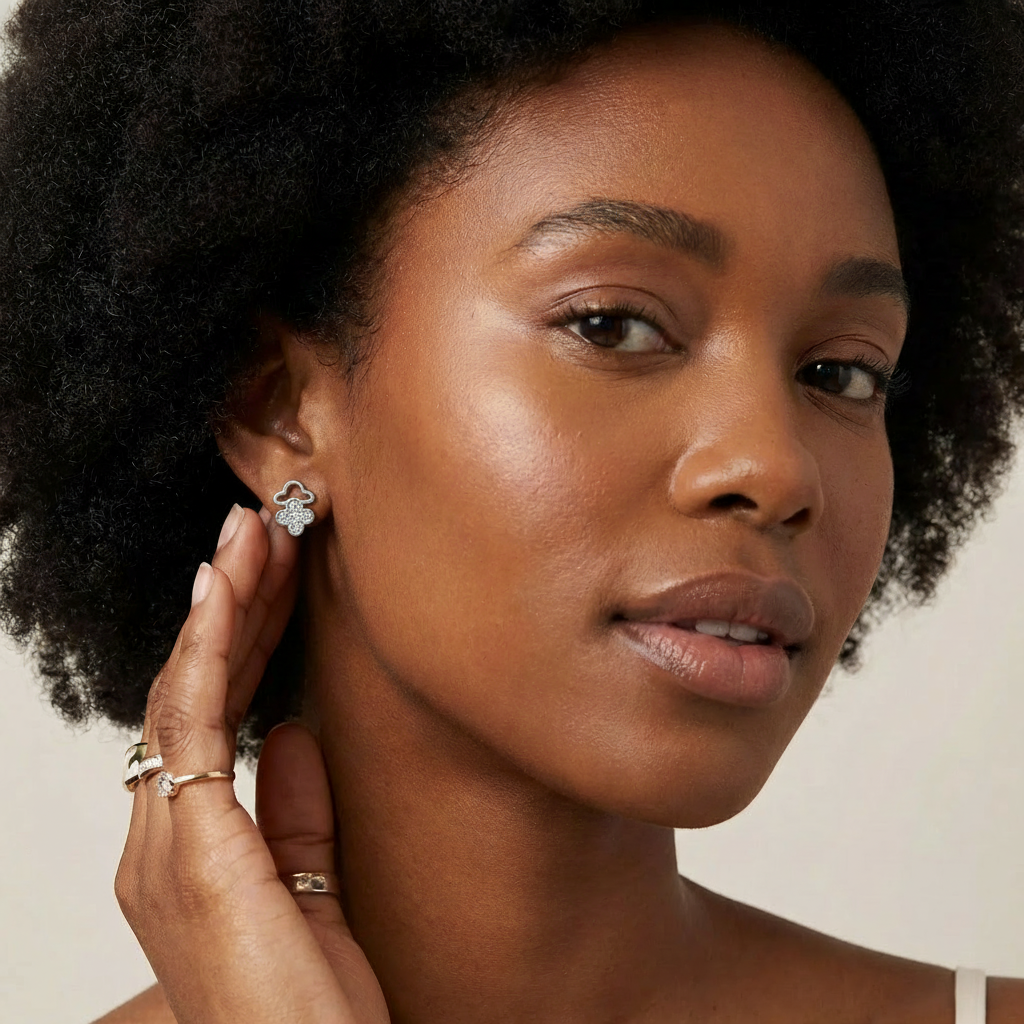 Kit 3 Brincos Prata formato de trevo com strass e resina branca