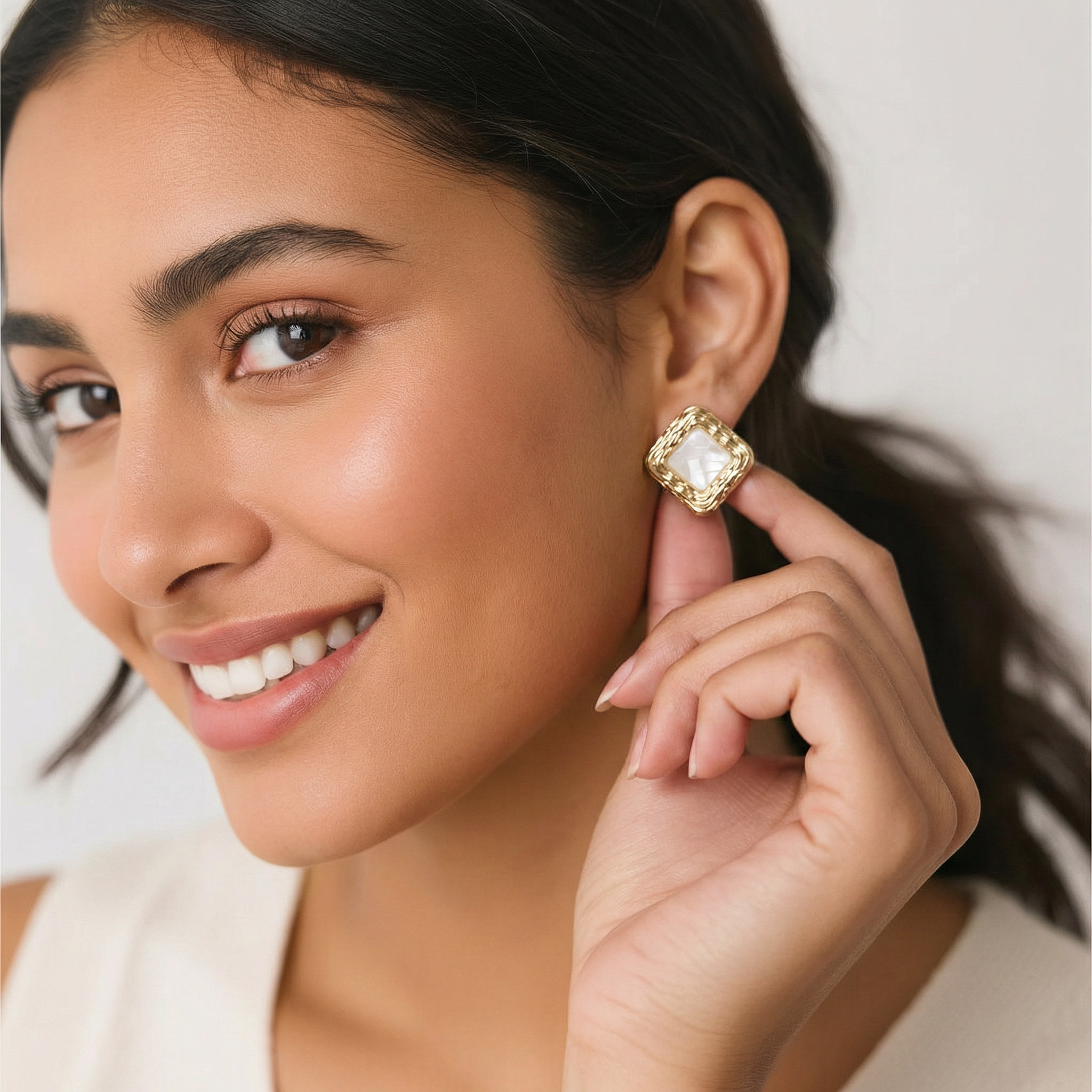 Brinco Dourado e Branco Quadrado texturizado com centro marmorizado