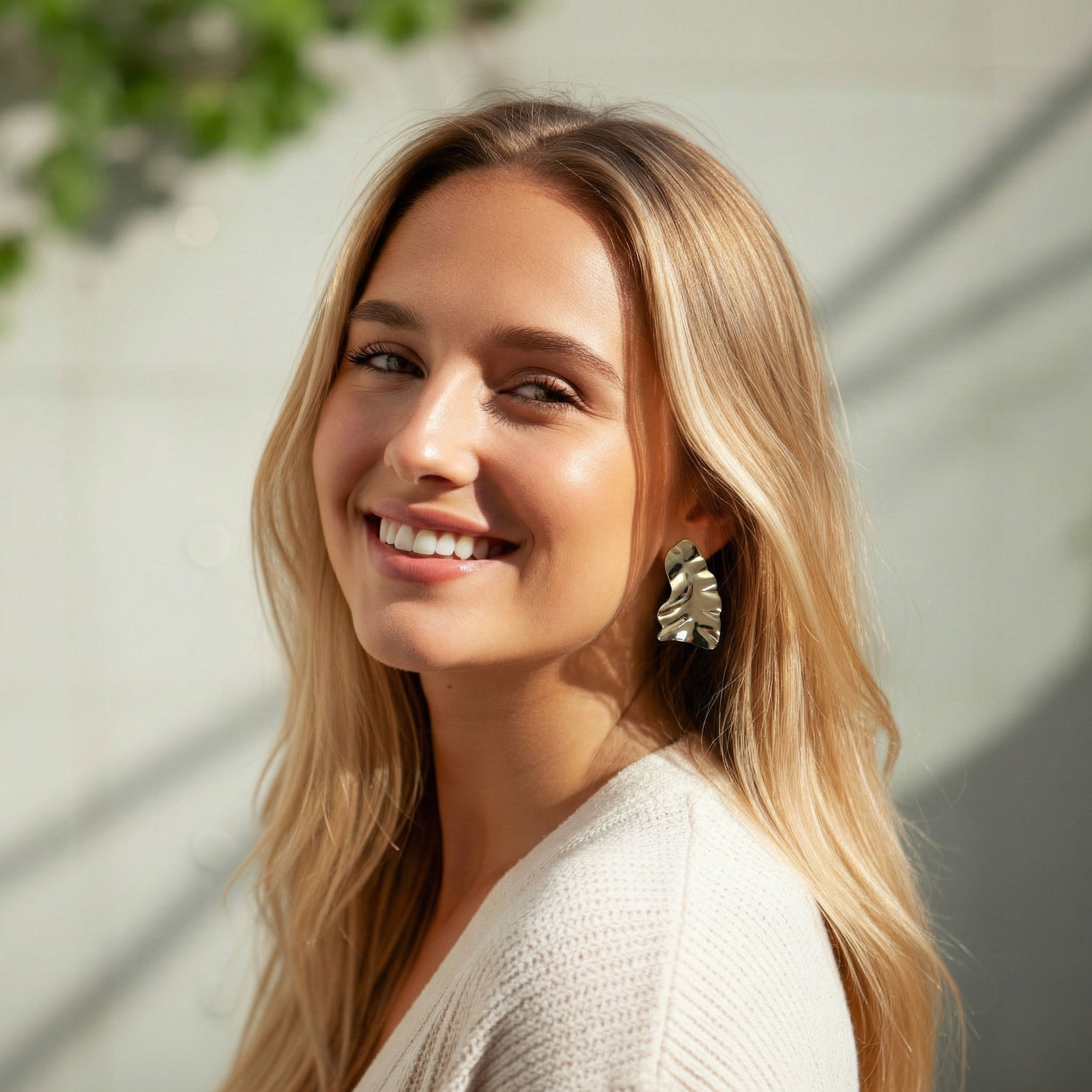 Brinco Dourado Design orgânico ondulado