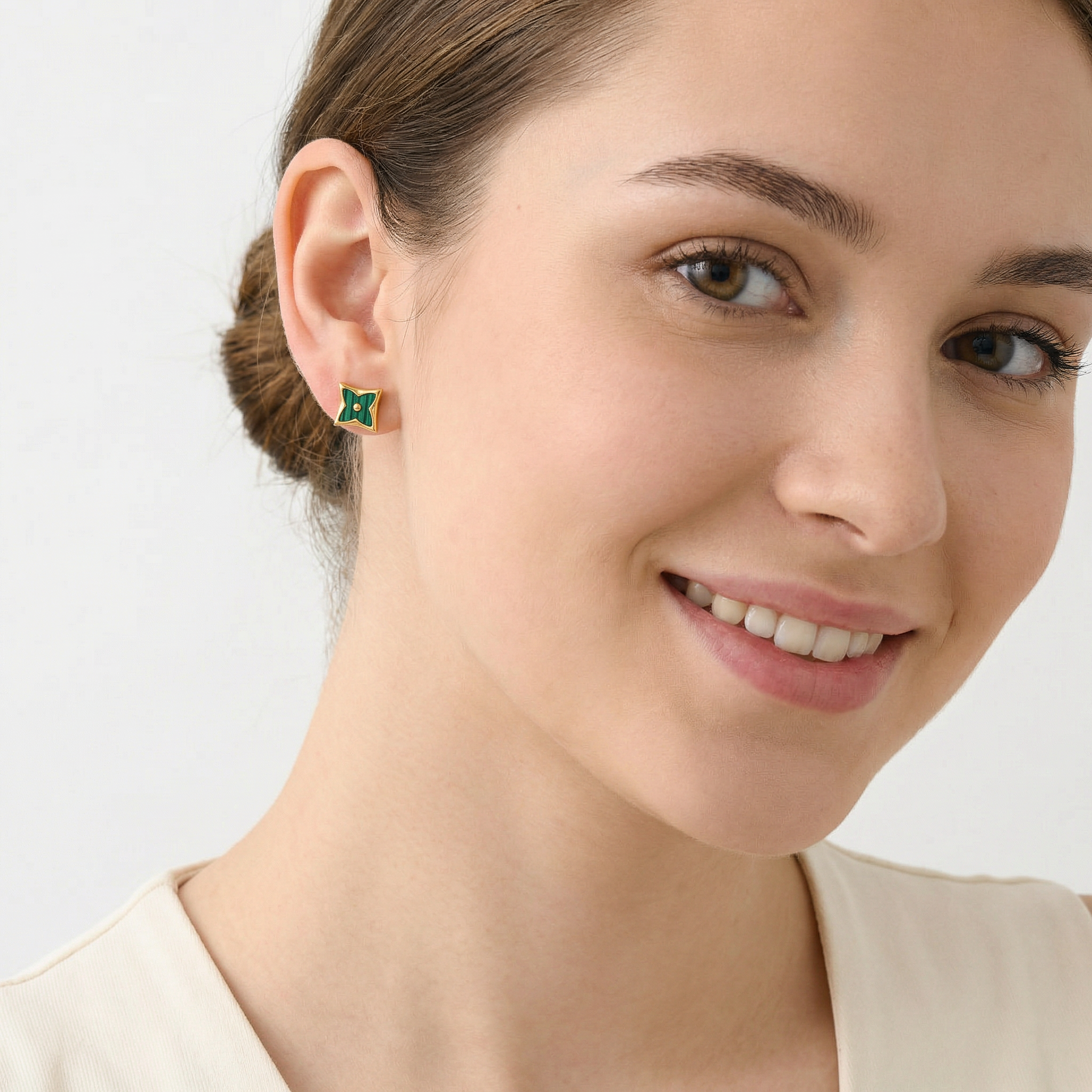 Kit 3 Brincos Dourado e Verde em aço inoxidável com detalhes verde e strass