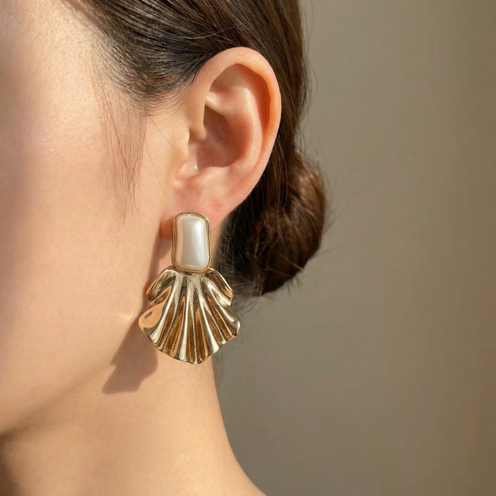 Brinco Dourado com detalhe perolado e design de concha