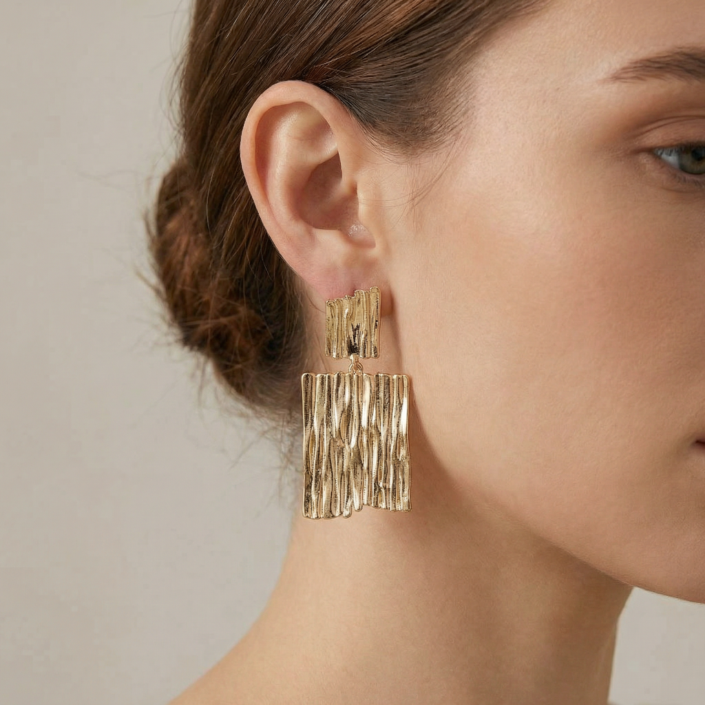 Brinco Dourado Retangular com Textura