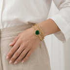 Pulseira Dourado com pingente verde e correntes variadas