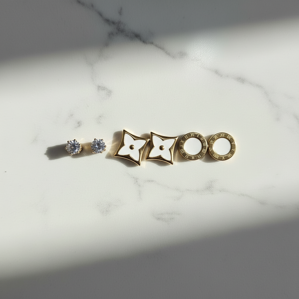 Kit Brincos Dourado e resina Branca em aço 316L com strass e detalhes em branco