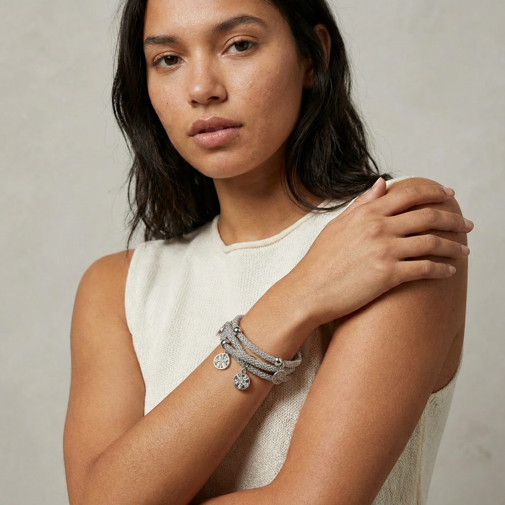 Pulseira Prata com pingentes de flor e strass