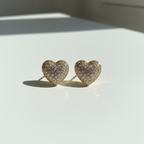 Brinco Dourado Formato coração cravejado com strass