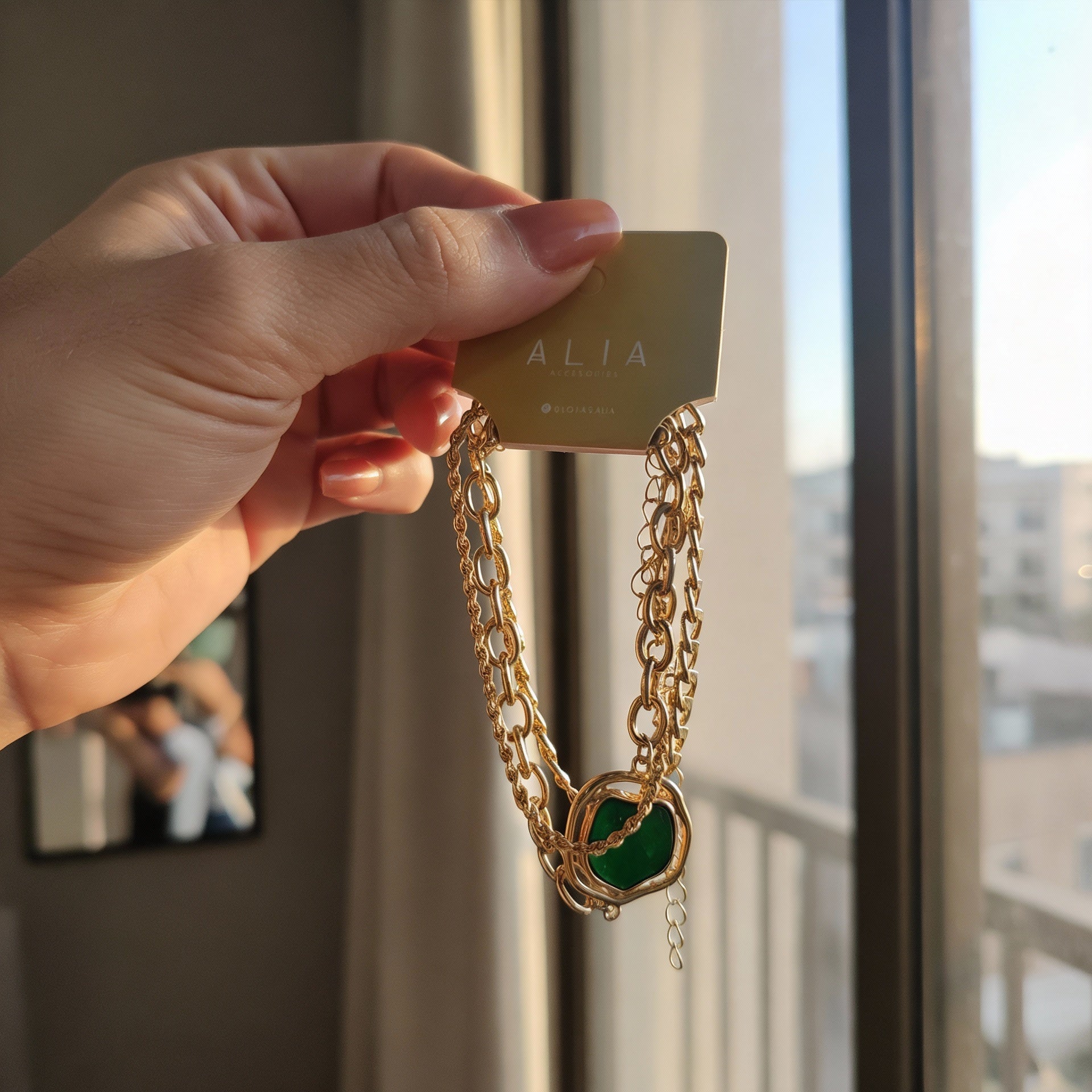 Pulseira Dourado com pingente verde e correntes variadas