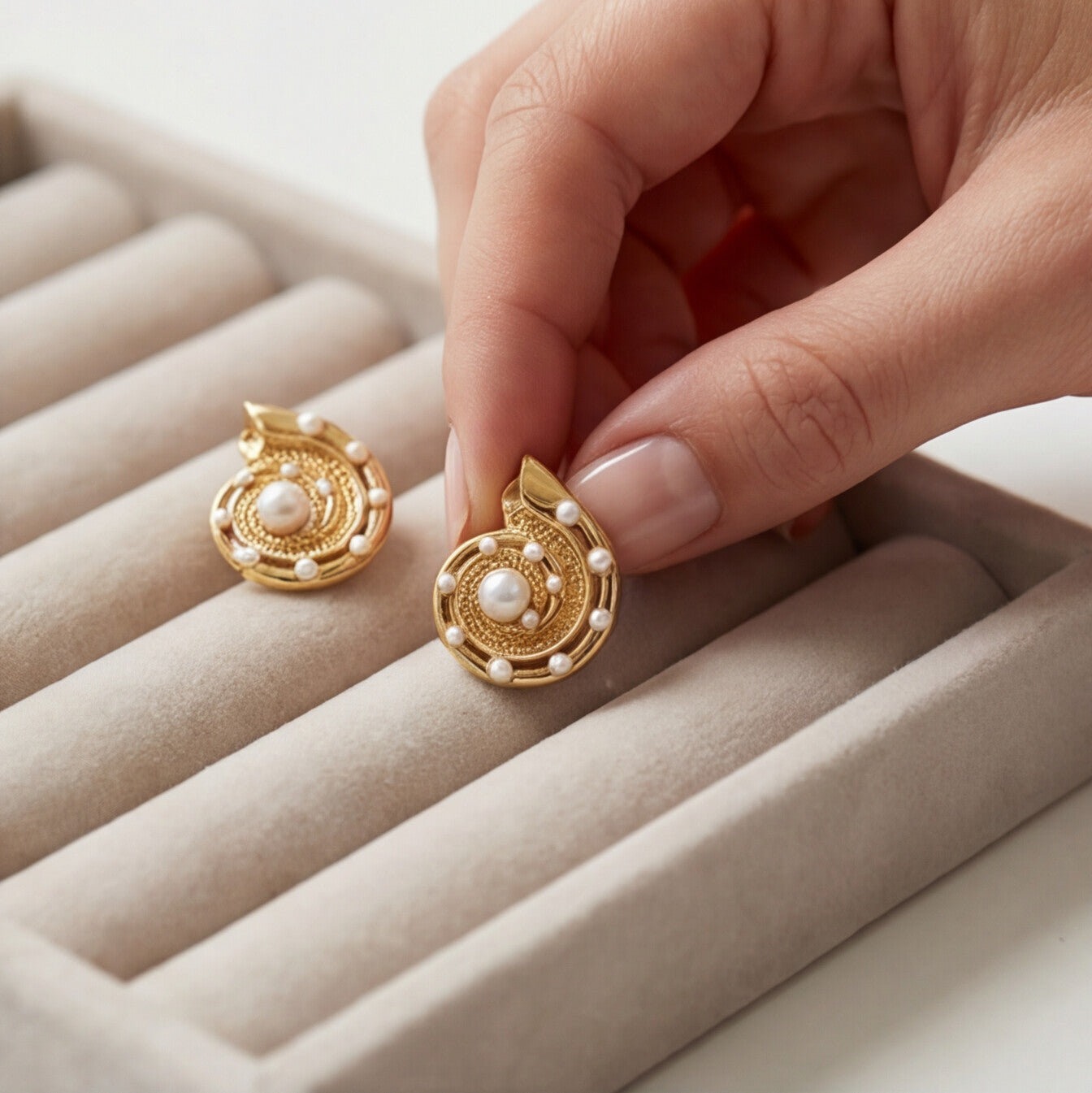 Brinco Dourado Formato de caracol com pérolas