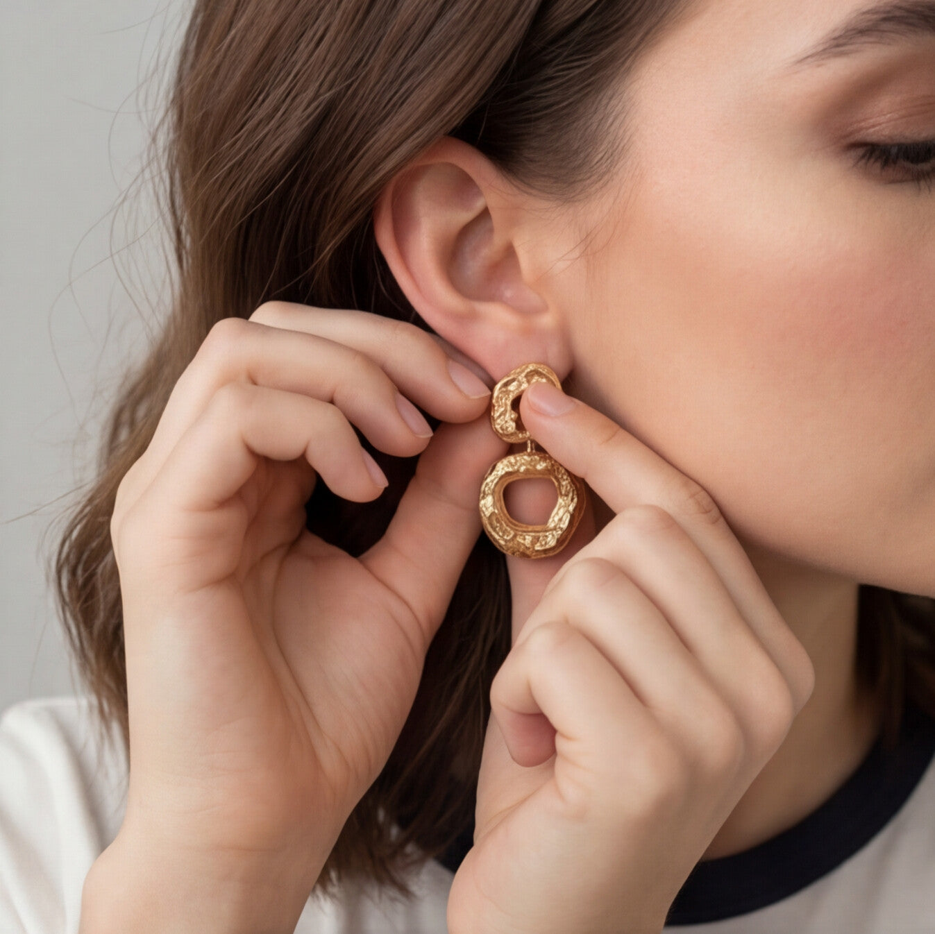 Brinco Dourado texturizado vazado orgânico