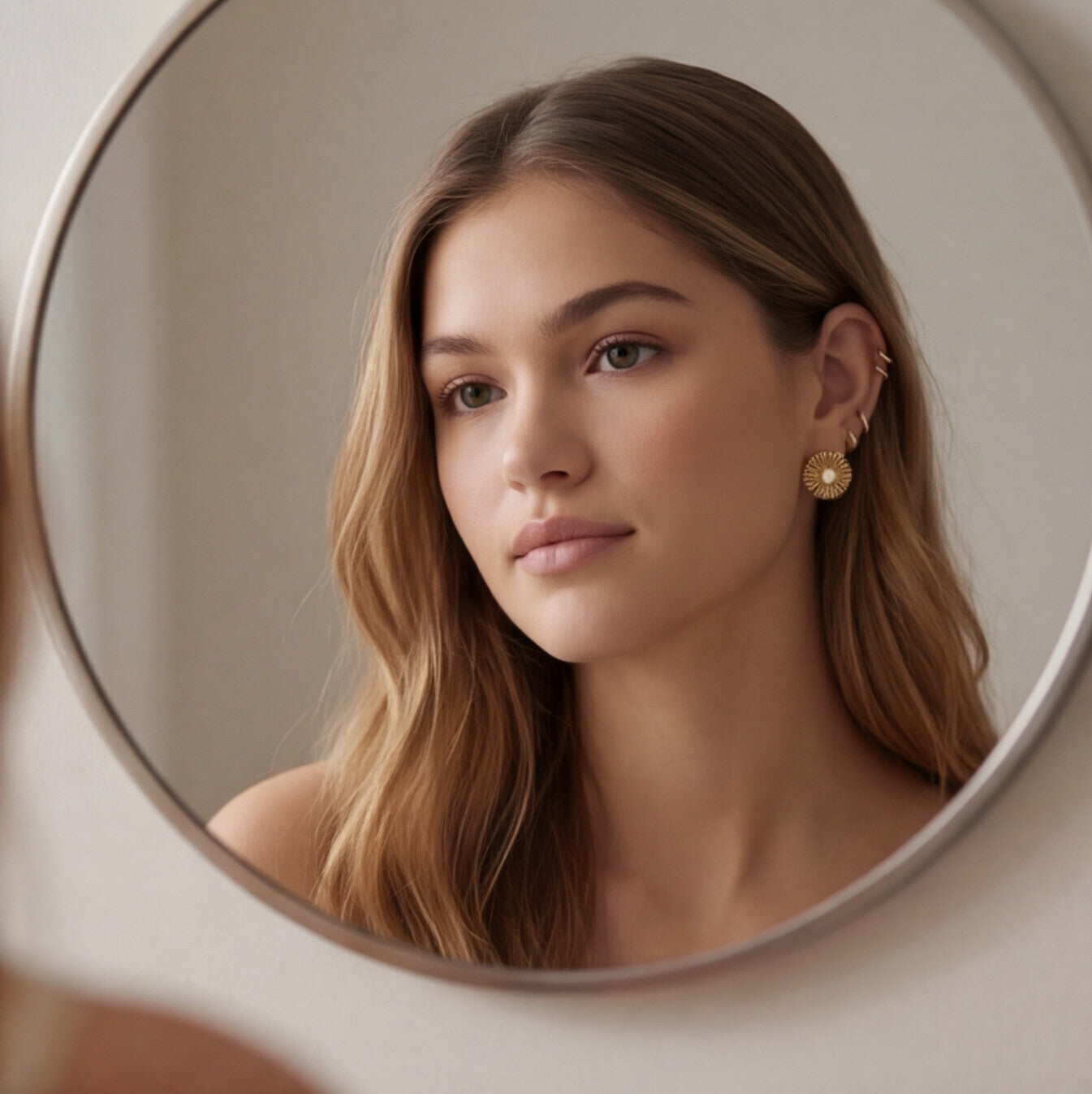 Brinco Dourado Formato de flor com pérola