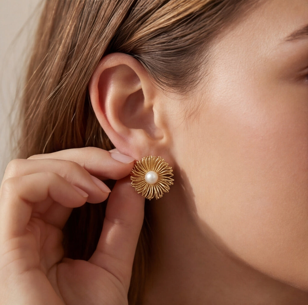 Brinco Dourado Formato de flor com pérola