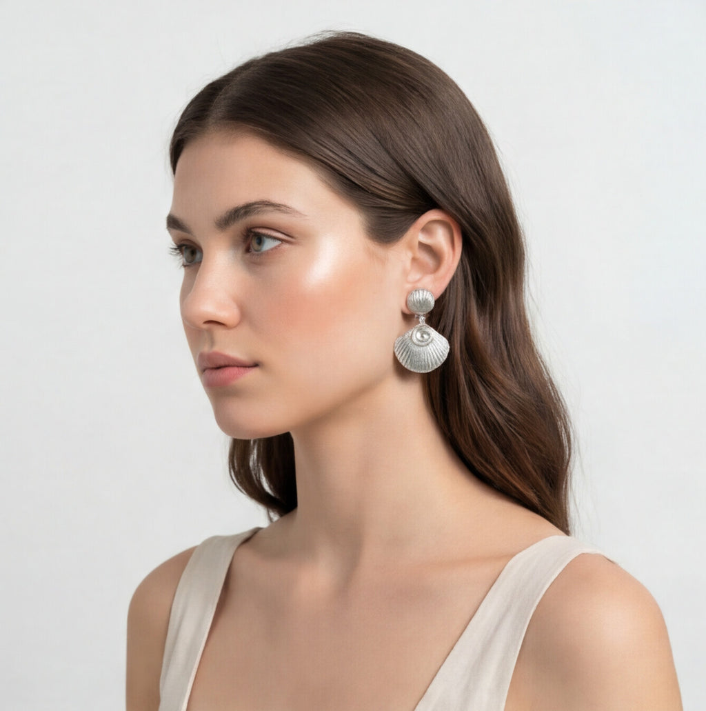 Brinco Prateado Formato de concha com detalhe espiral