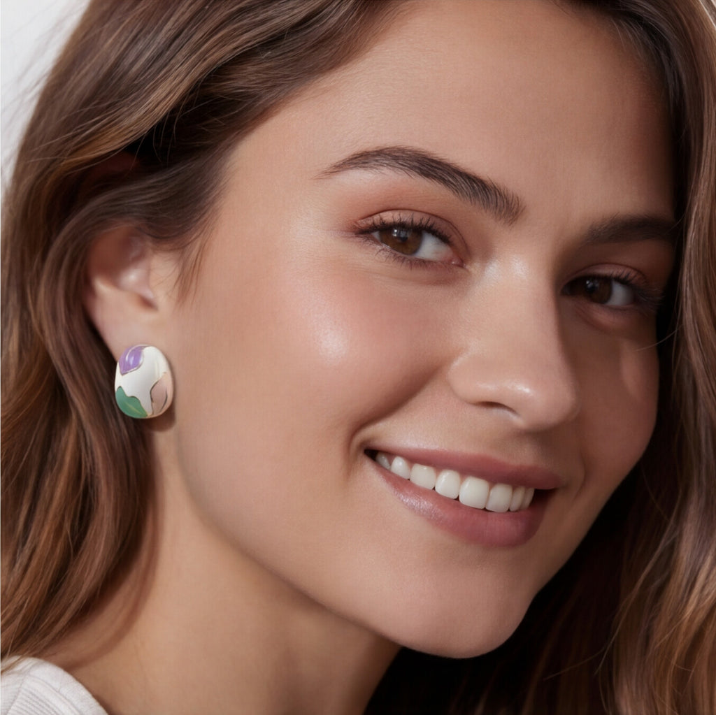 Brinco Esmaltado com detalhes dourados, Branco, Rosa, Lilás e Verde
