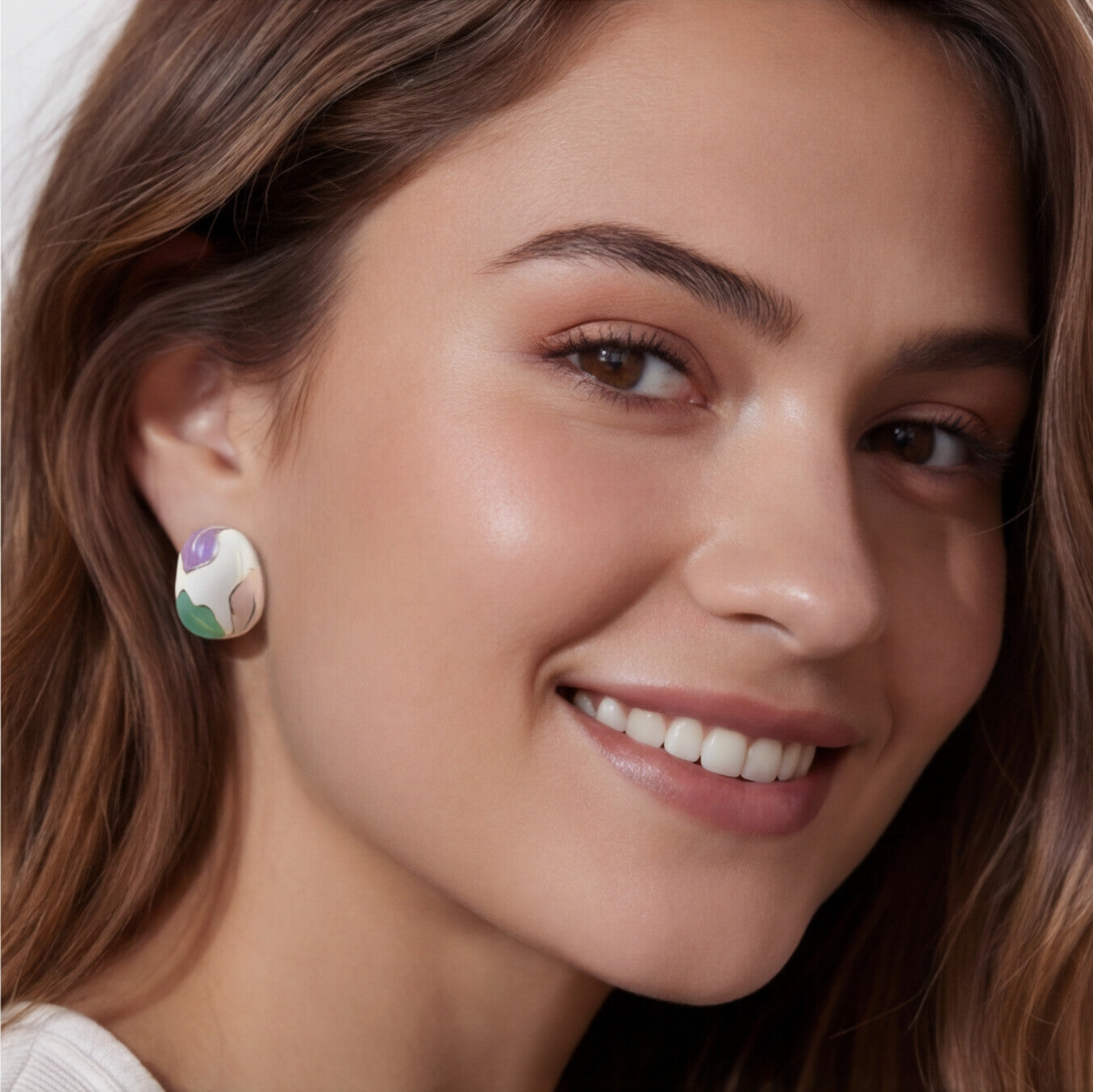 Brinco Esmaltado com detalhes dourados, Branco, Rosa, Lilás e Verde