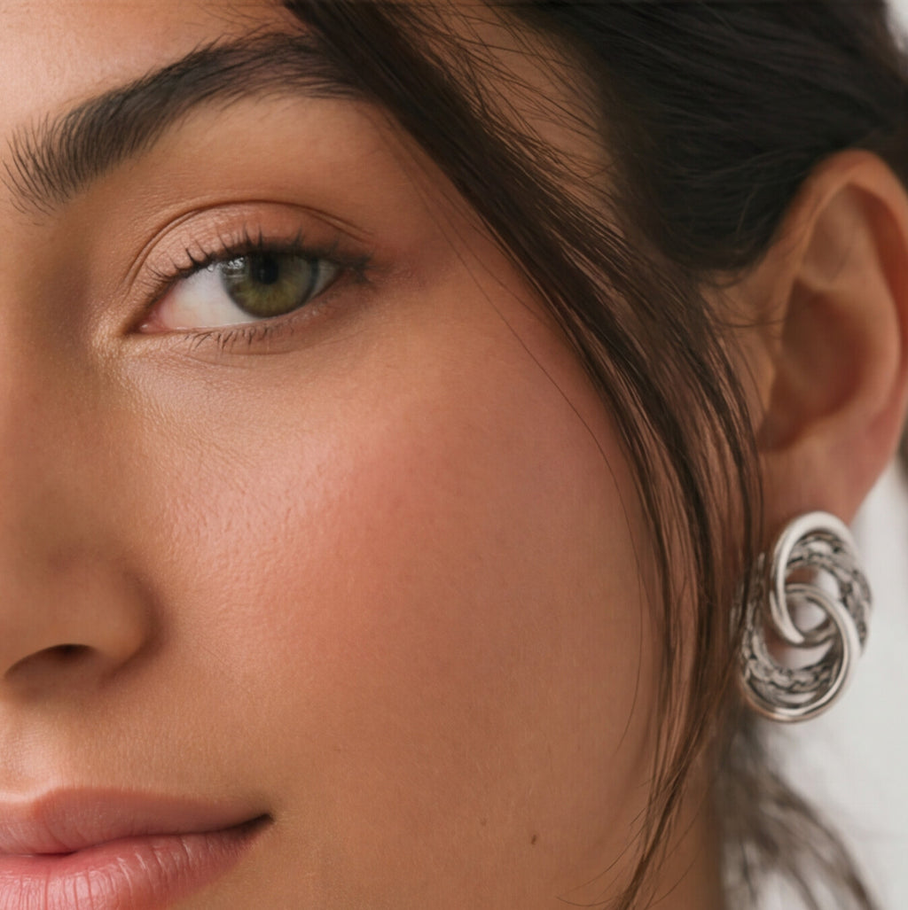 Brinco Prateado de argolas entrelaçadas texturizadas