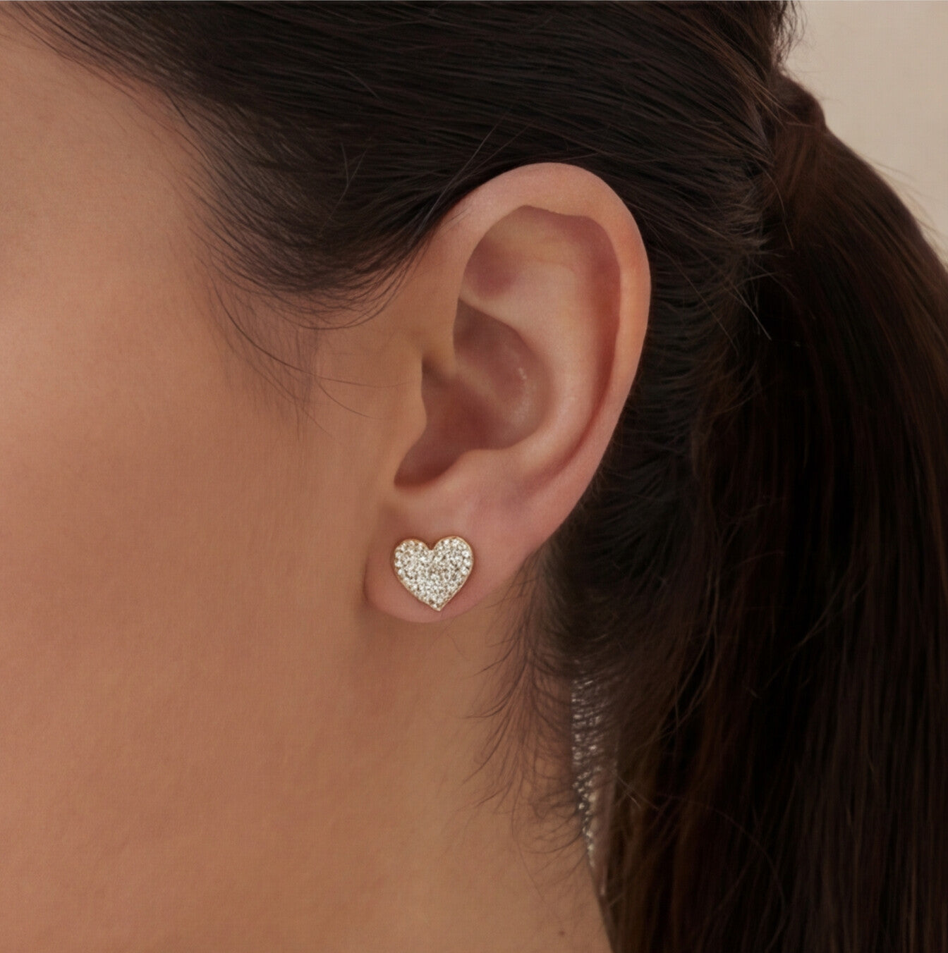Brinco Dourado Formato coração cravejado com strass