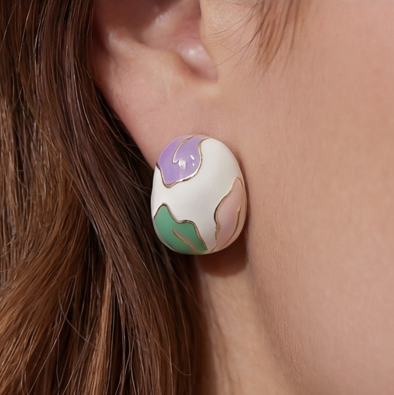 Brinco Esmaltado com detalhes dourados, Branco, Rosa, Lilás e Verde