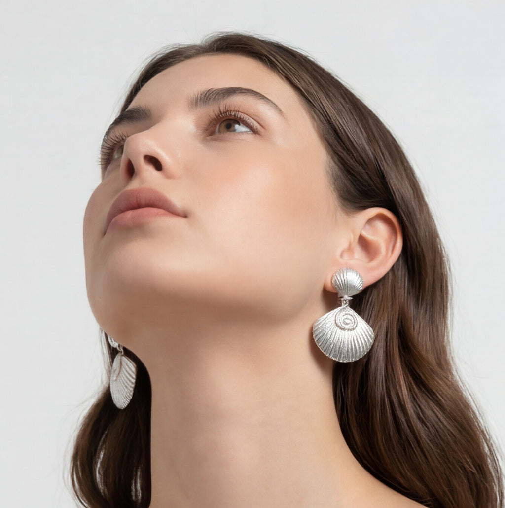 Brinco Prateado Formato de concha com detalhe espiral