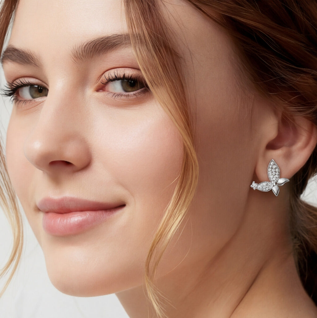 Brinco Prateado Borboleta cravejada com pedras brancas
