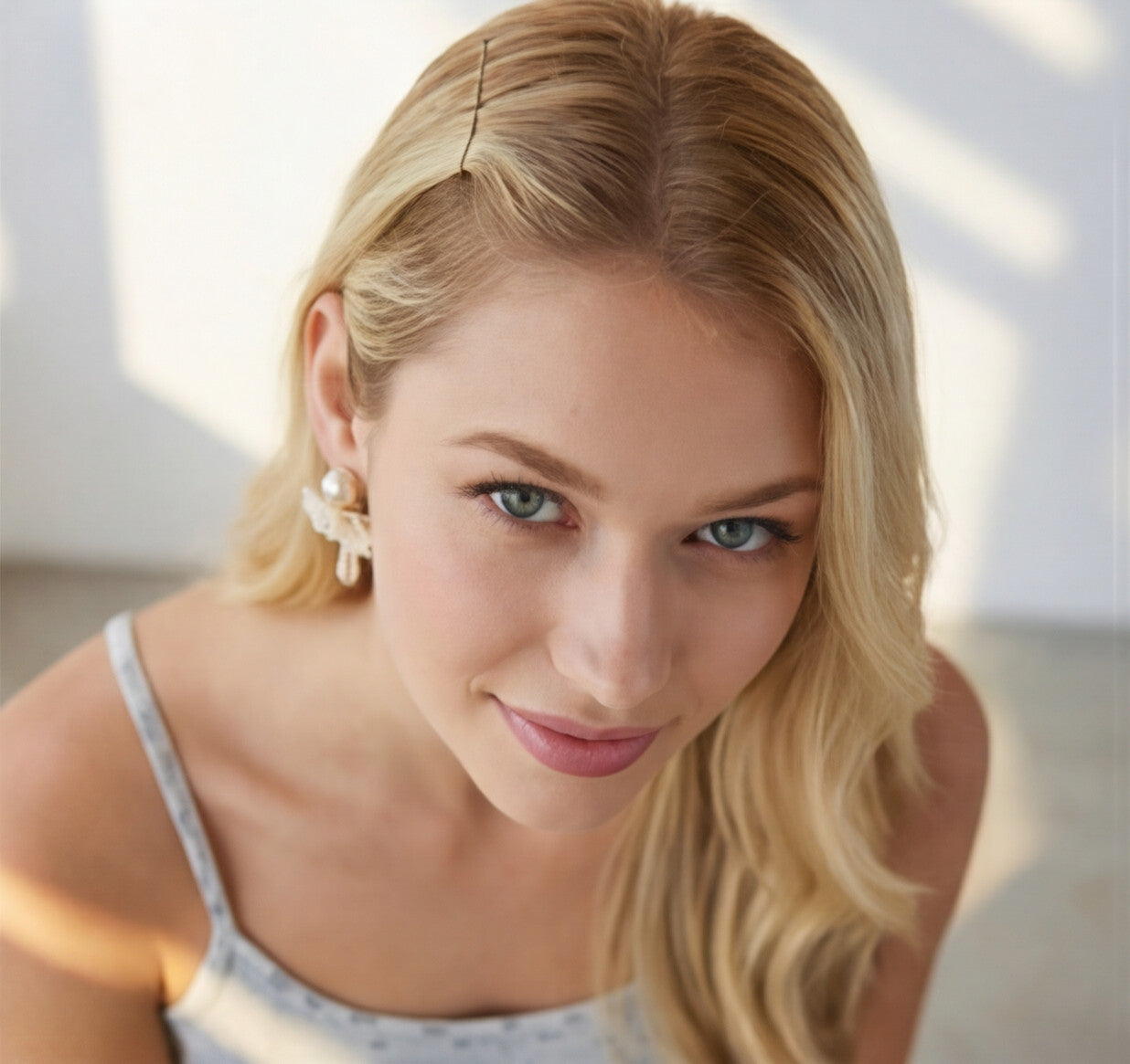 Brinco Branco com pérolas e flores