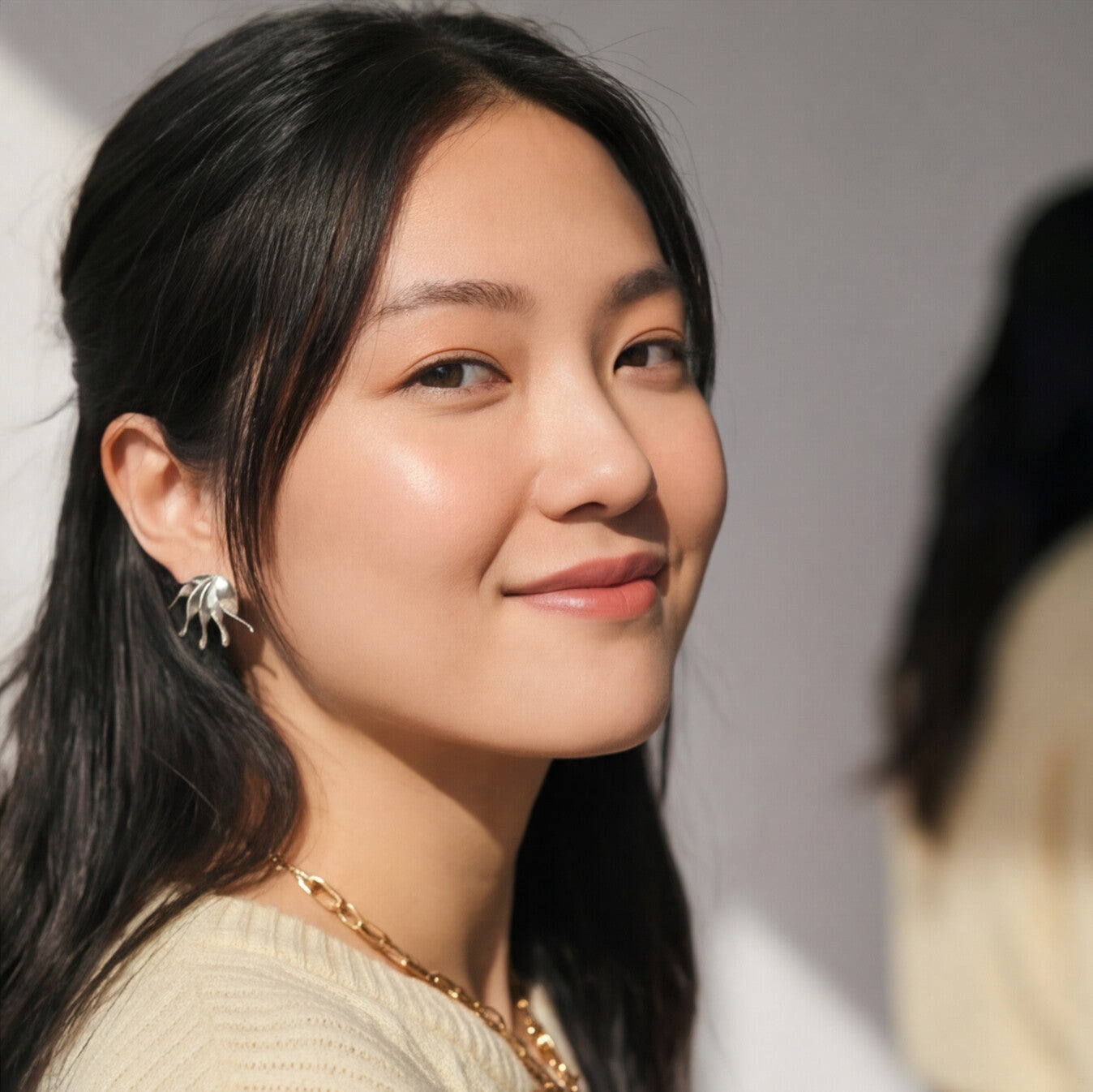 Brinco Prateado Design Orgânico Fluido