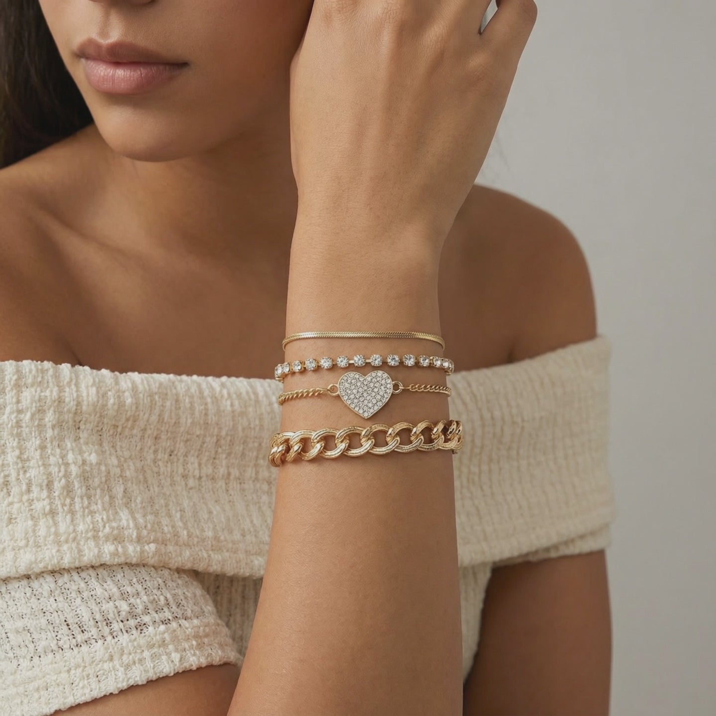 Kit 4 Pulseiras Douradas com strass e pingente de coração