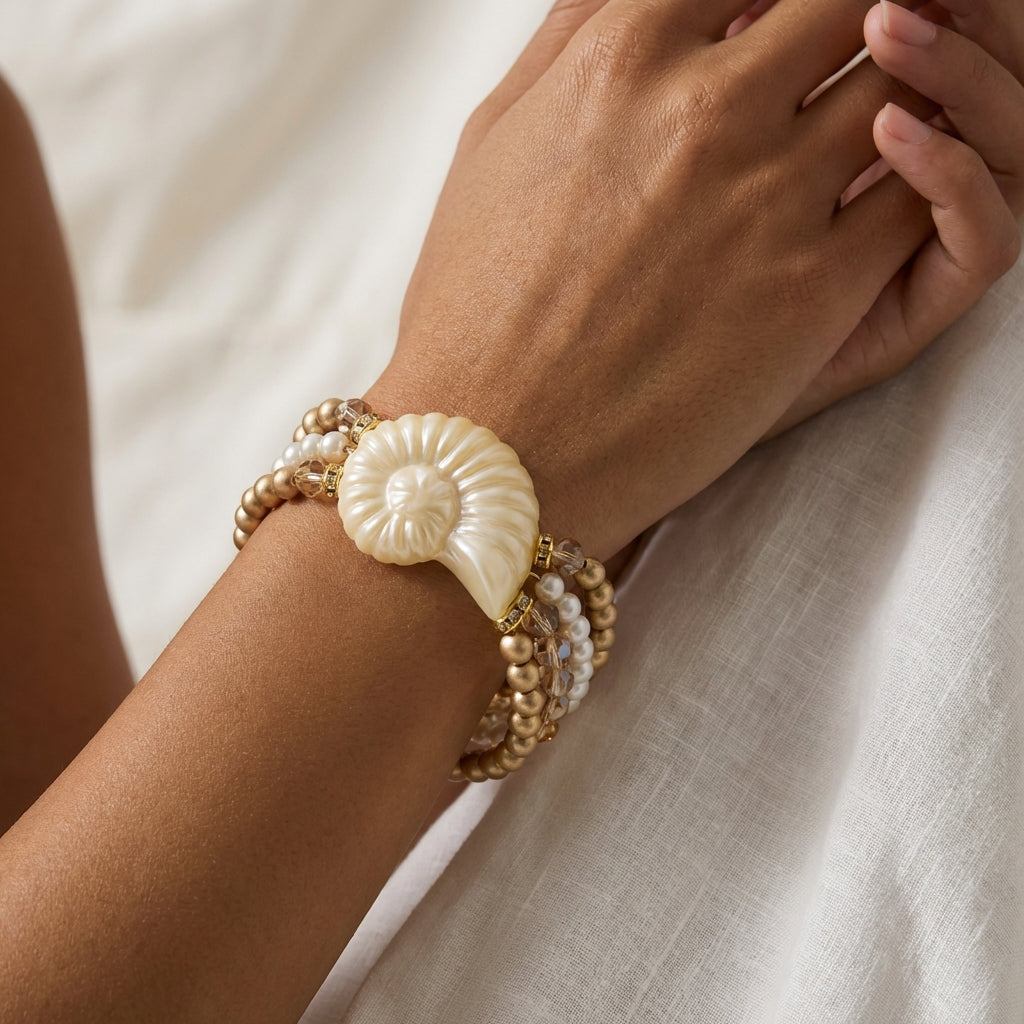 Pulseira Dourado e Pérola com detalhe de concha