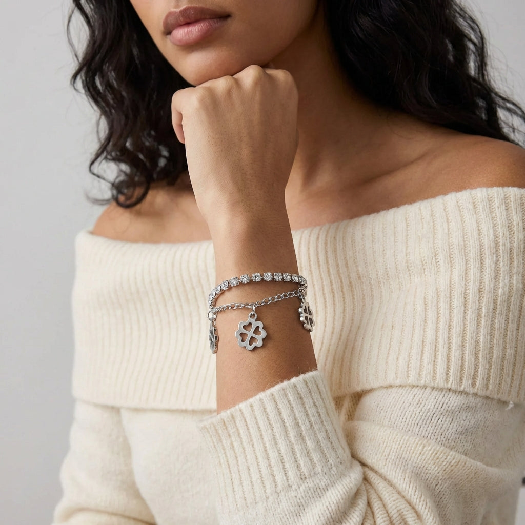 Pulseira Prateada com strass e pingentes de trevo