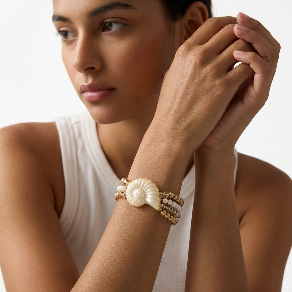 Pulseira Dourado e Pérola com detalhe de concha