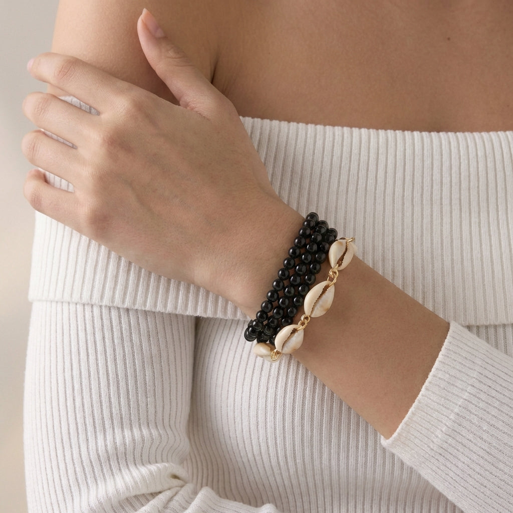 Pulseira - Preto e Natural - com miçangas e búzios