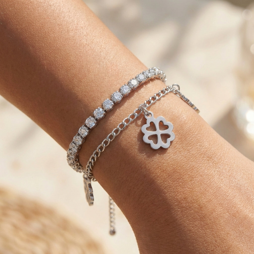 Pulseira Prateada com strass e pingentes de trevo