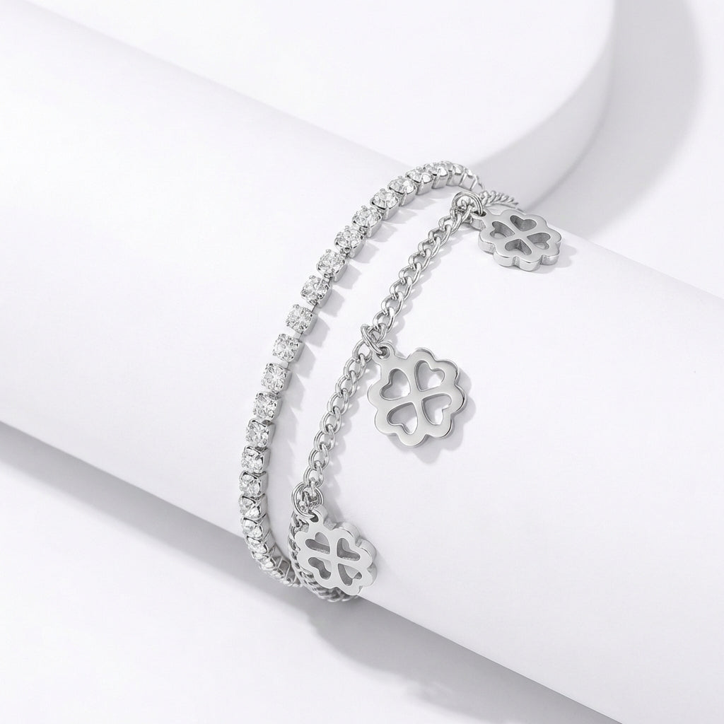 Pulseira Prateada com strass e pingentes de trevo