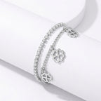 Pulseira Prateada com strass e pingentes de trevo
