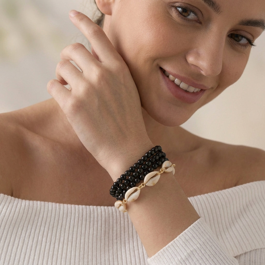 Pulseira - Preto e Natural - com miçangas e búzios