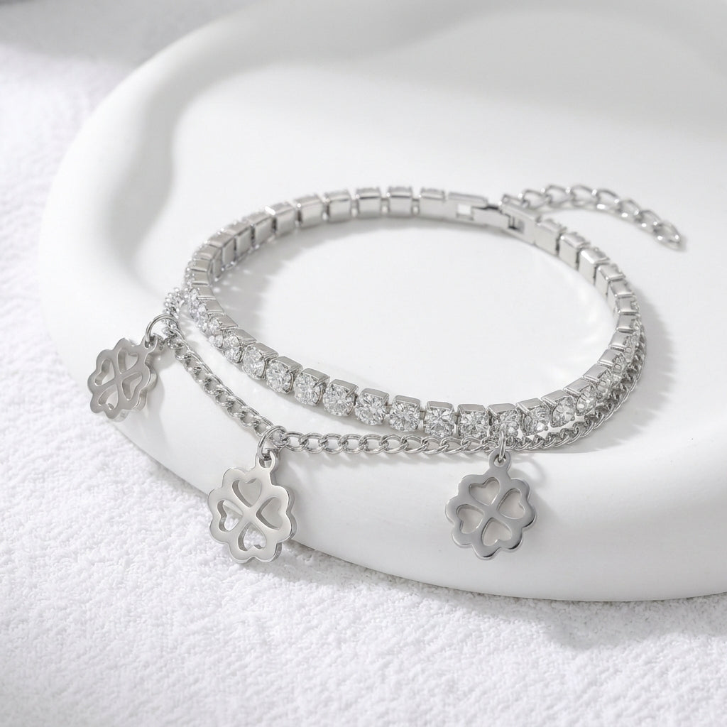 Pulseira Prateada com strass e pingentes de trevo