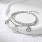 Pulseira Prateada com strass e pingentes de trevo