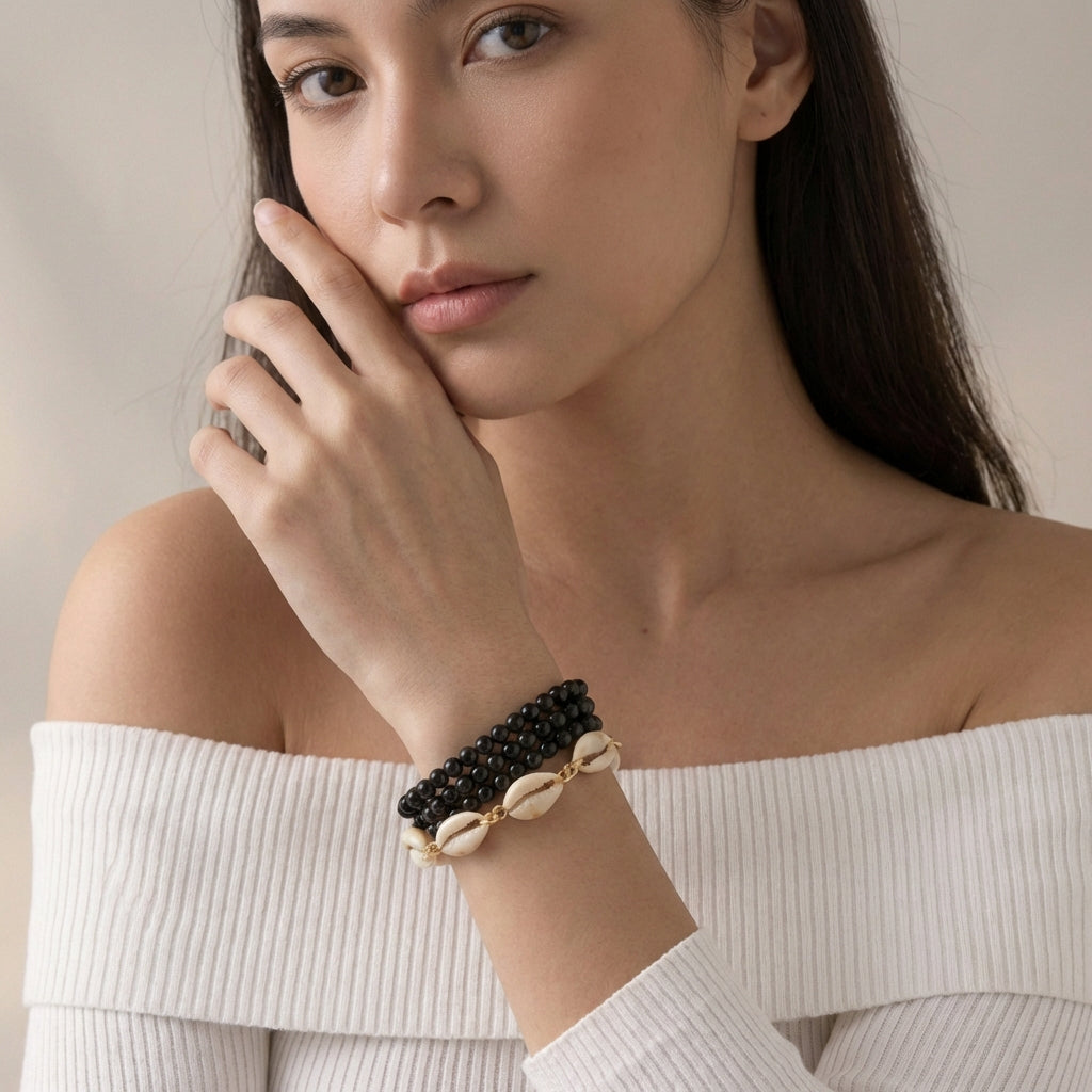 Pulseira - Preto e Natural - com miçangas e búzios